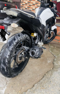 Black & White Yamaha FZ25