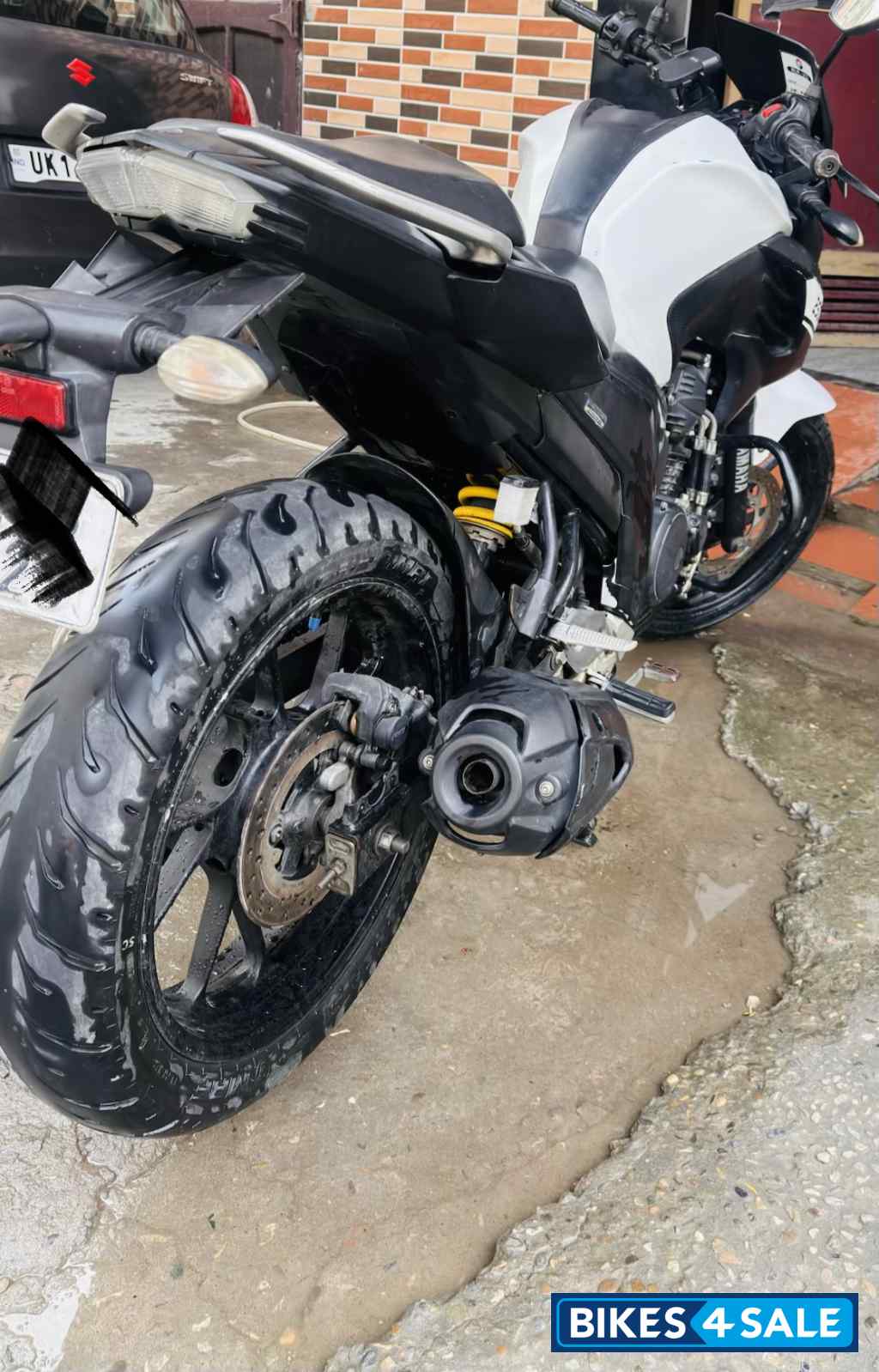 Black & White Yamaha FZ25