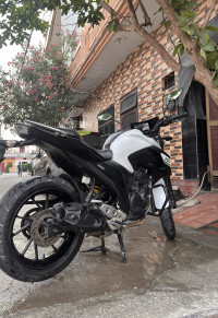 Black & White Yamaha FZ25