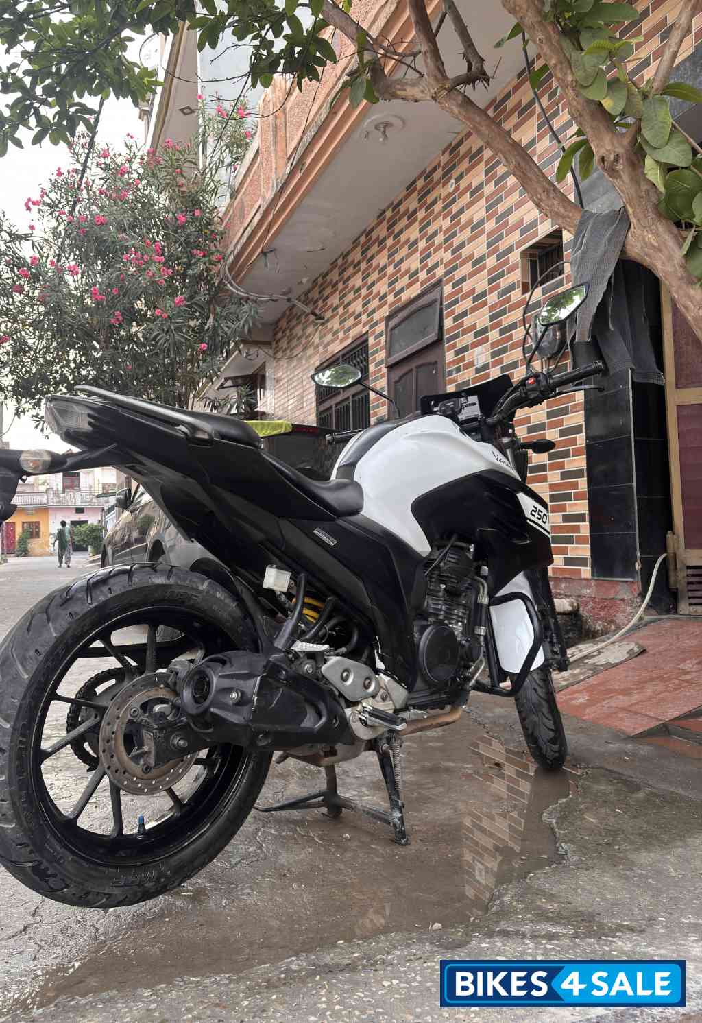 Black & White Yamaha FZ25