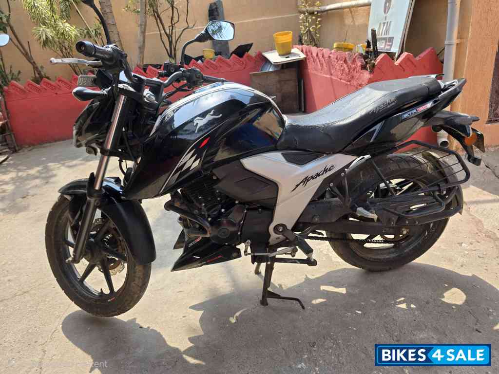 Black TVS Apache RTR 160 4V