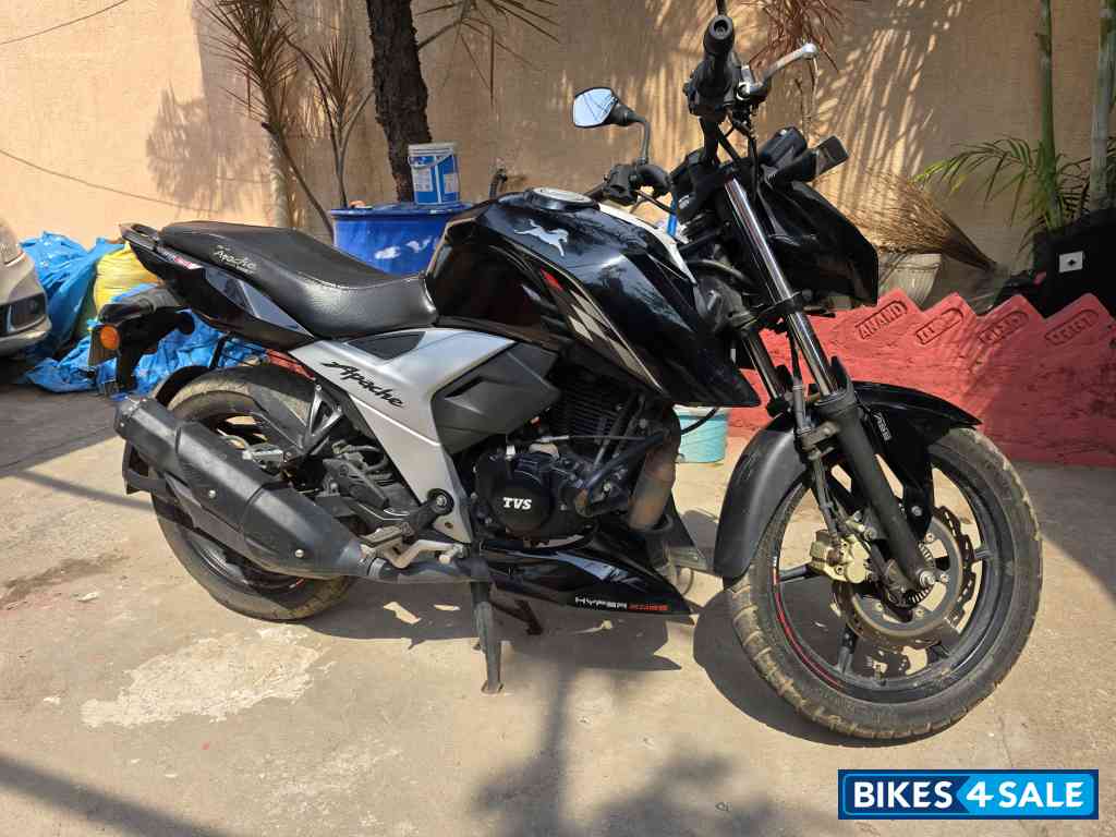 Black TVS Apache RTR 160 4V Black TVS Apache RTR 160 4V