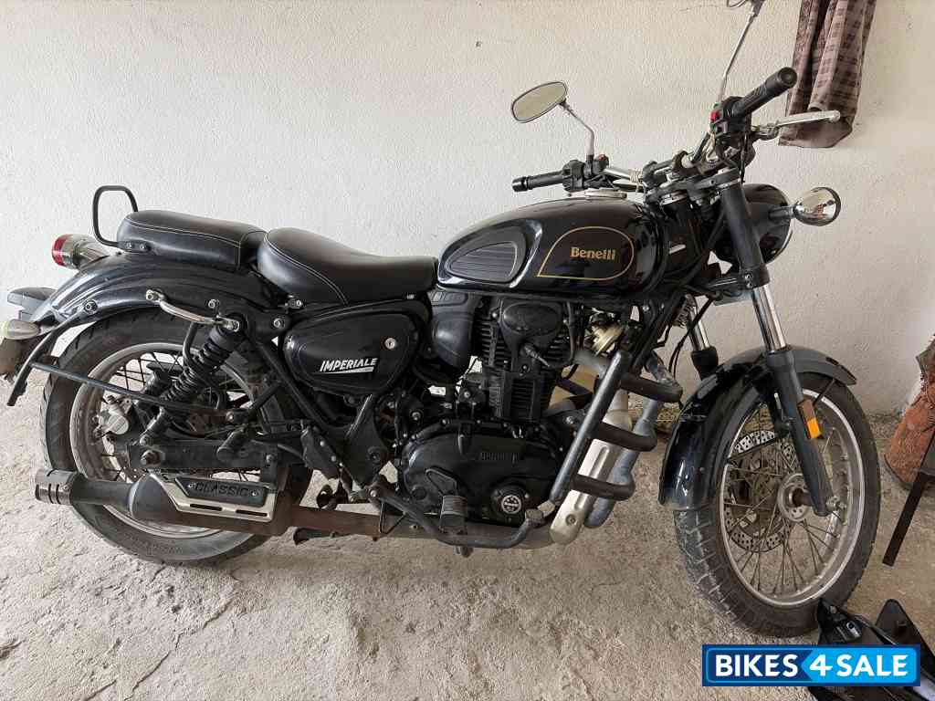 Black Benelli Imperiale 400 BS6