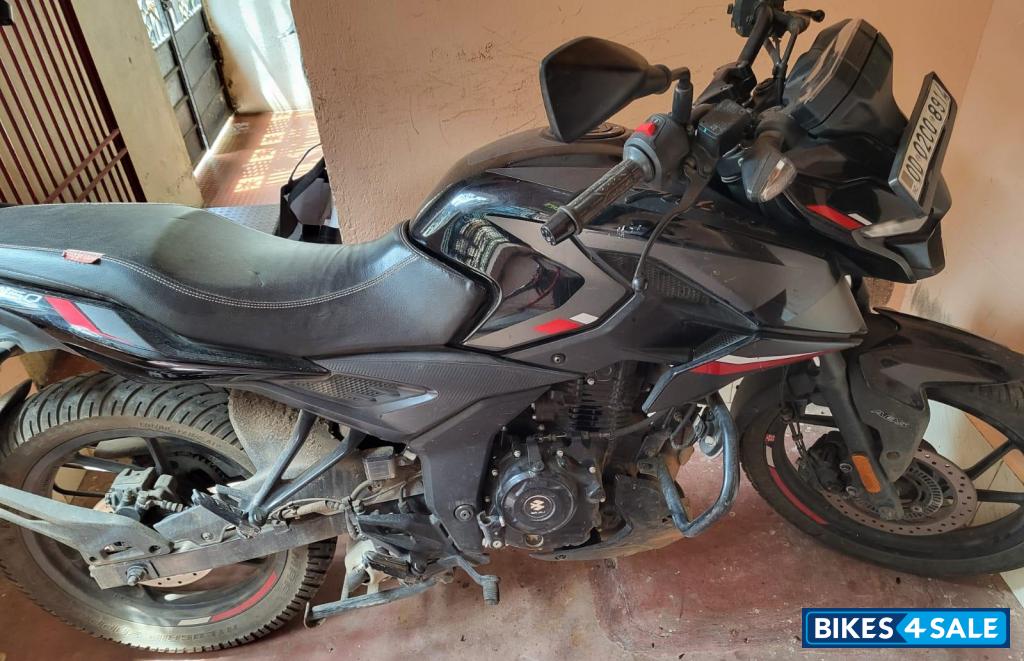 Black Bajaj Pulsar N150 Black Bajaj Pulsar N150