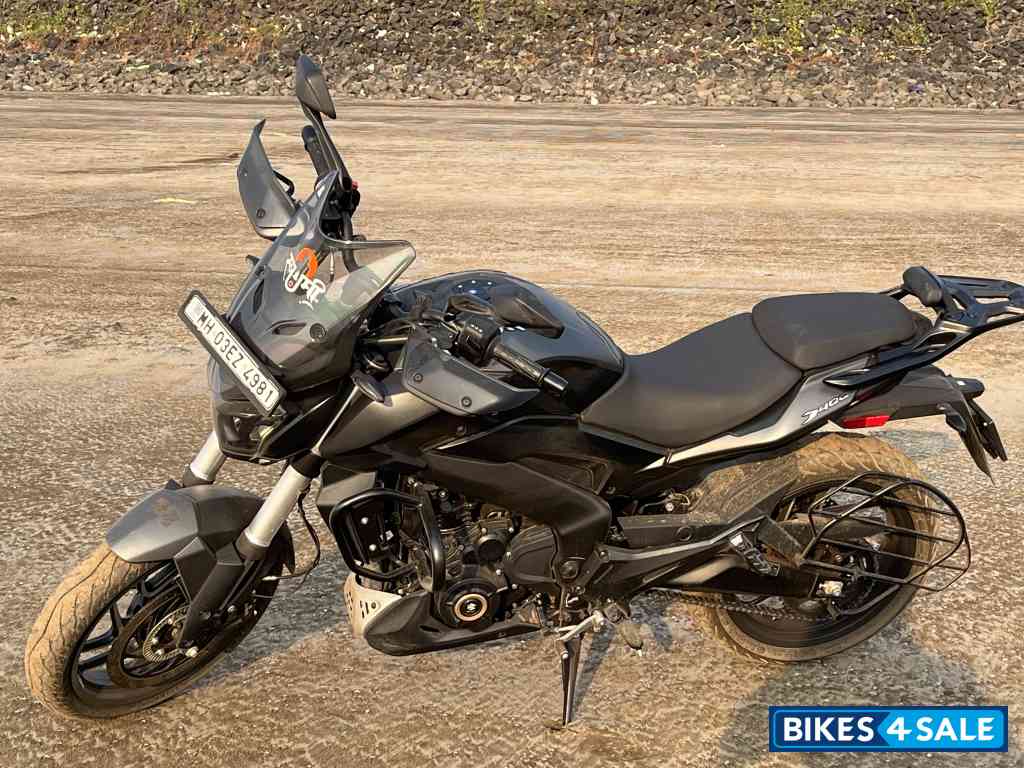 Black Bajaj Dominar 400 2025