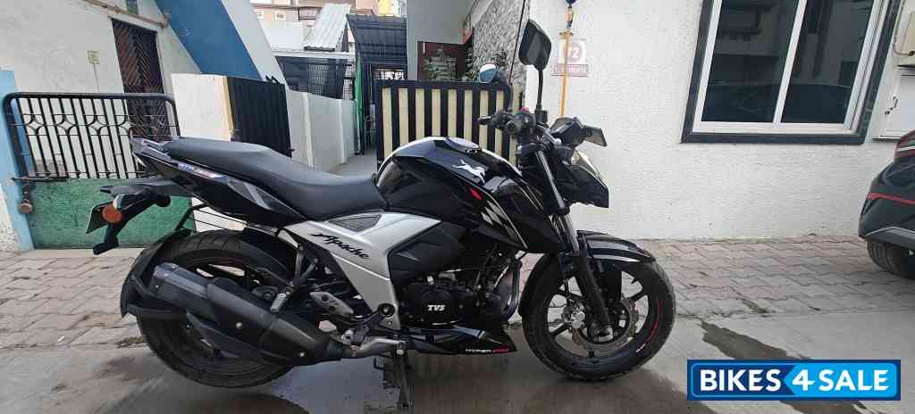 Black TVS Apache RTR 160 BS VI