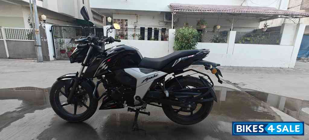 Black TVS Apache RTR 160 BS VI