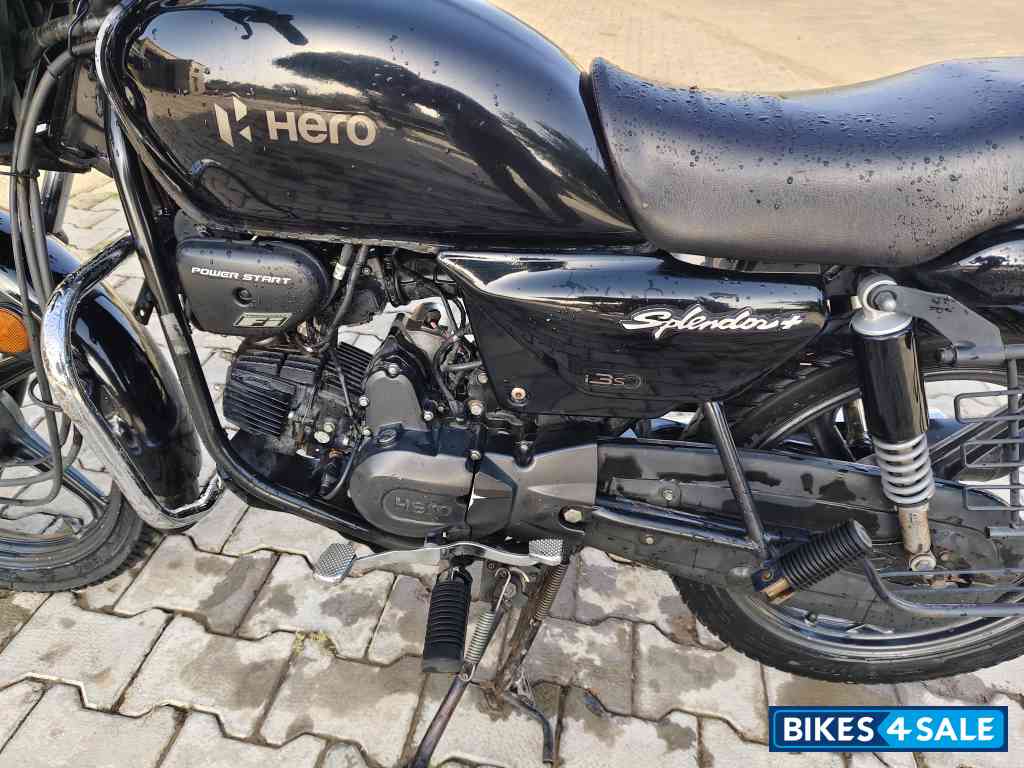 Black Hero Splendor Plus Black and Accent