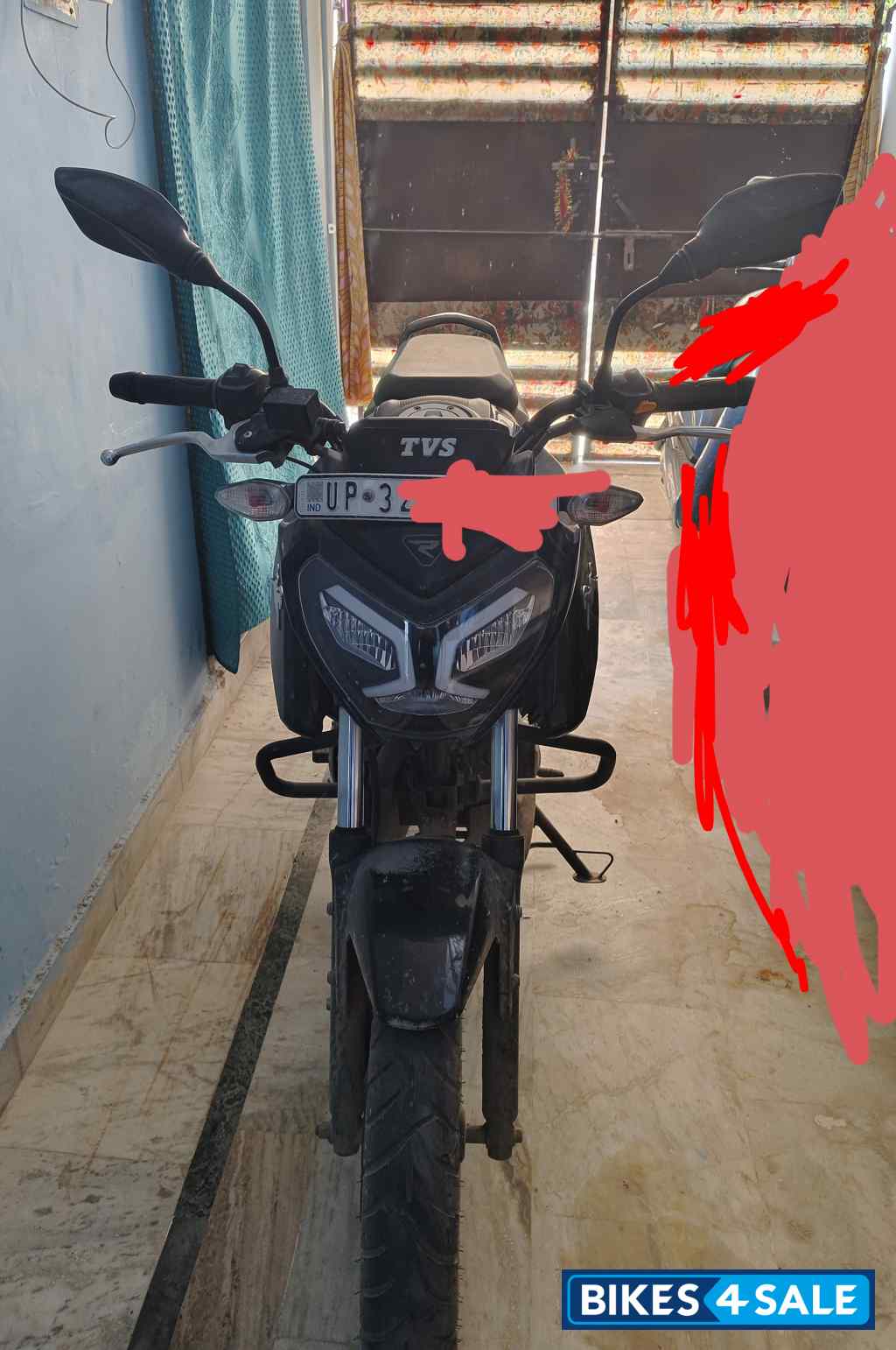Black TVS Raider 125