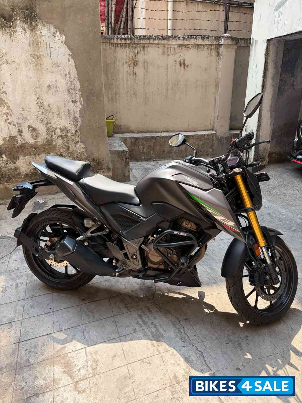 Grey Honda CB300F Flex-Fuel Grey Honda CB300F Flex-Fuel