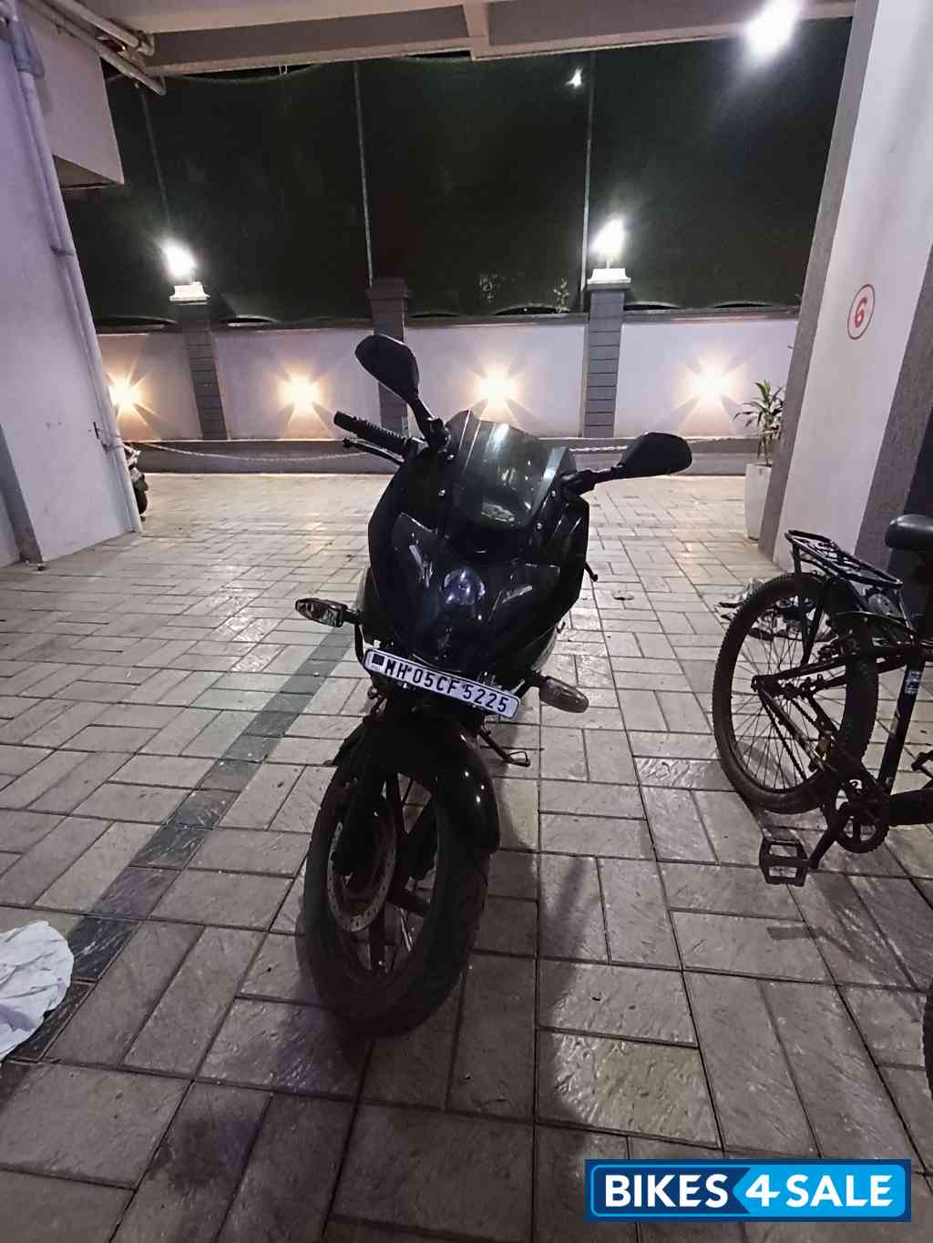 Black Bajaj Pulsar 220 DTSFi Black Bajaj Pulsar 220 DTSFi