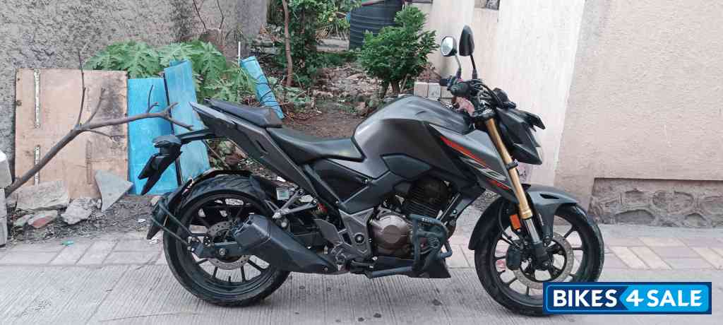 Grey Honda CB300F Deluxe Pro Grey Honda CB300F Deluxe Pro