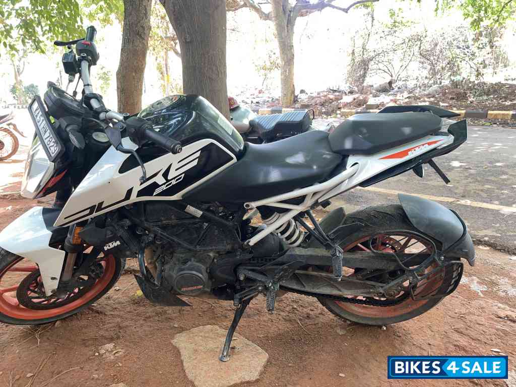 White KTM Duke 200 2020