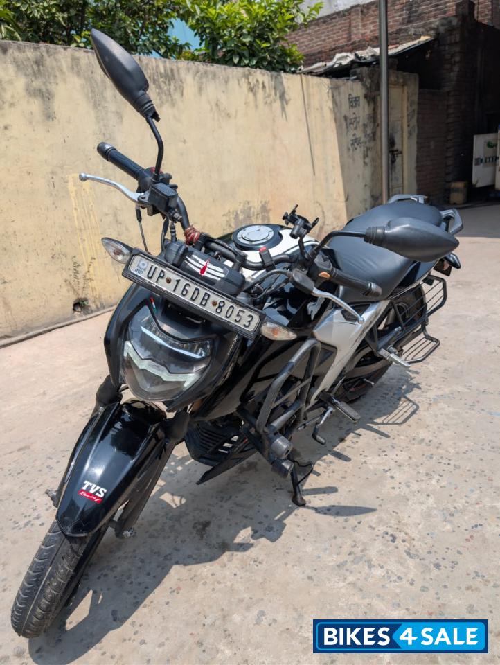 Black TVS Apache RTR 160 4V Special Edition