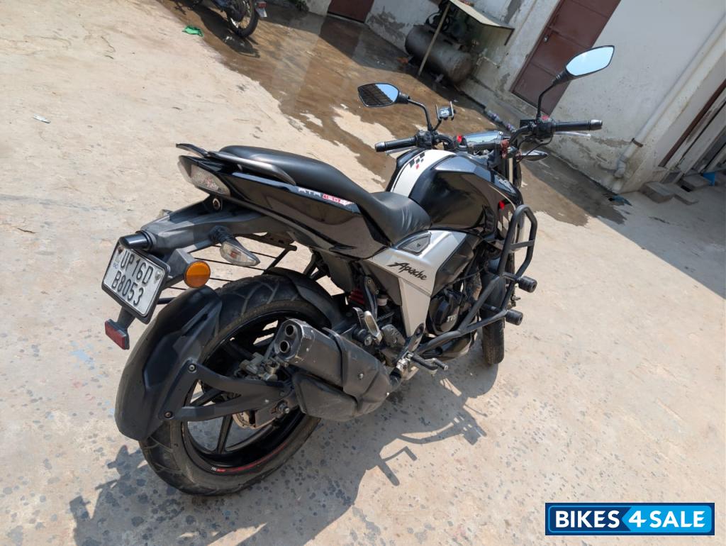Black TVS Apache RTR 160 4V Special Edition