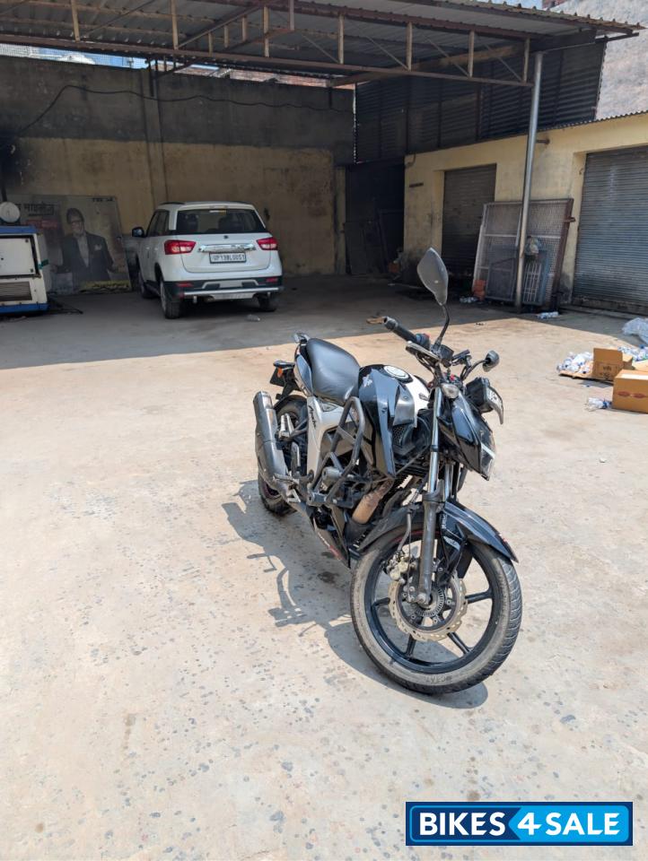 Black TVS Apache RTR 160 4V Special Edition