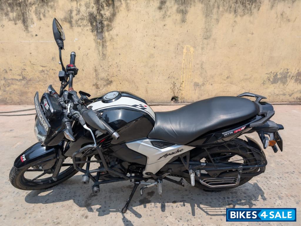 Black TVS Apache RTR 160 4V Special Edition