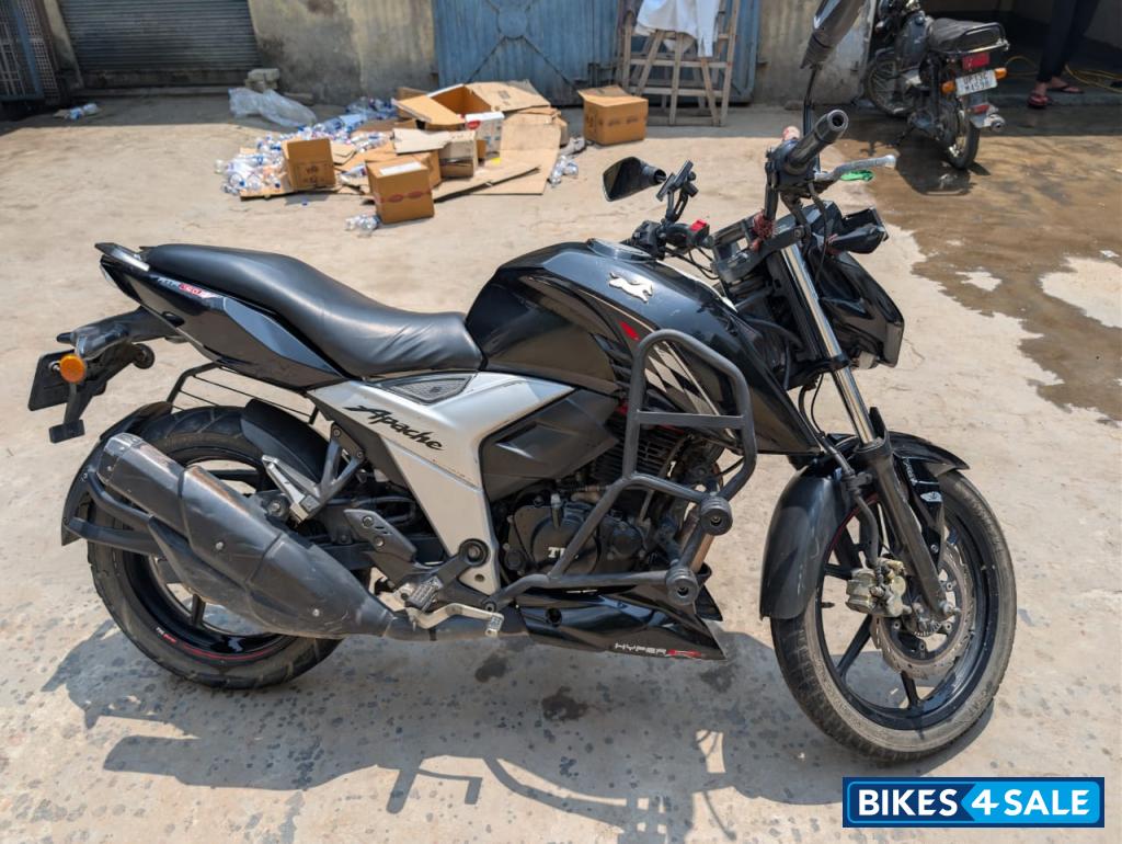 Black TVS Apache RTR 160 4V Special Edition