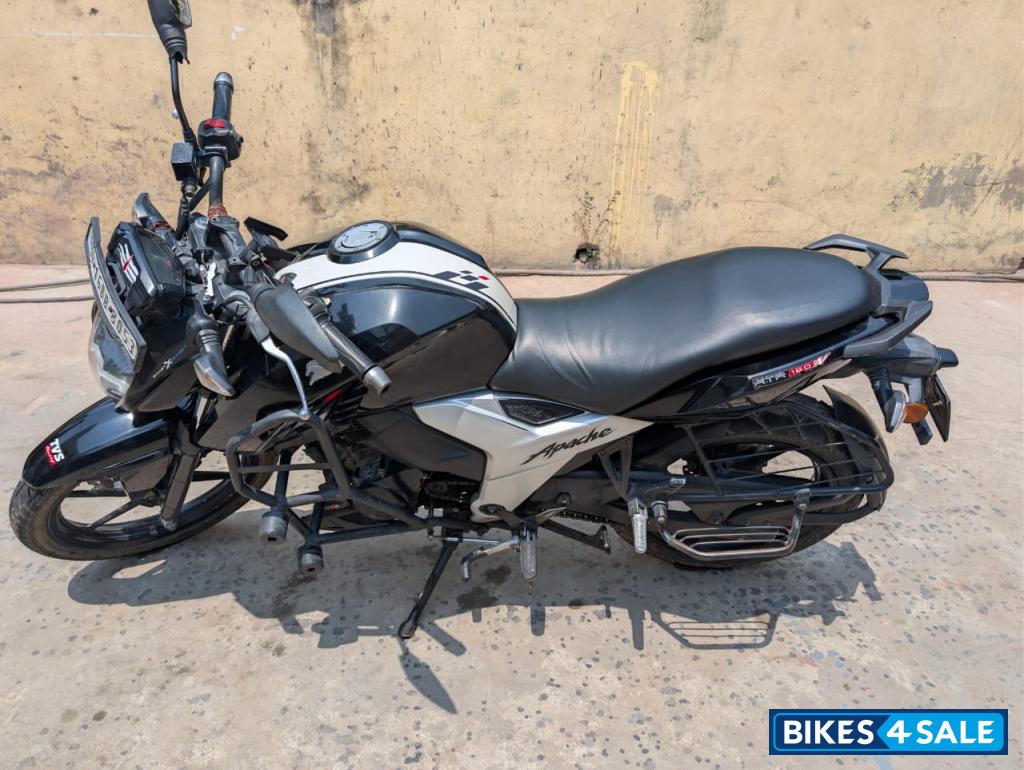 Black TVS Apache RTR 160 4V Special Edition