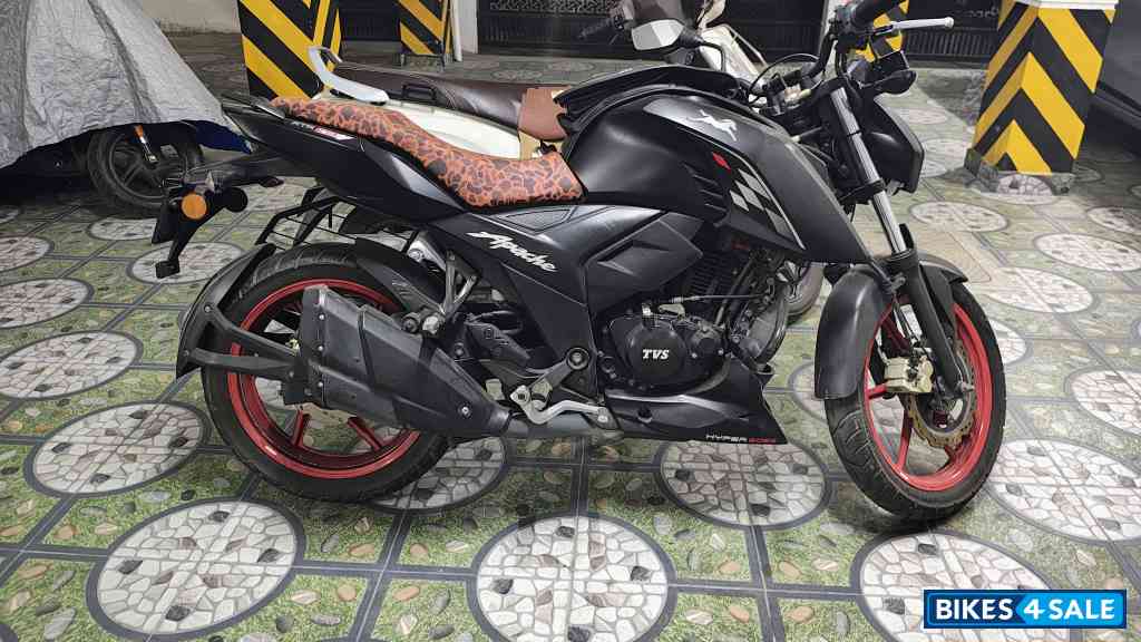 Black And Red TVS Apache RTR 160 4V