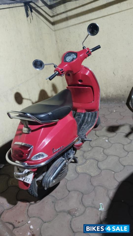 Red Vespa LX 125