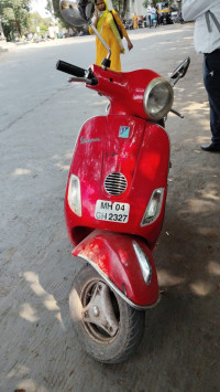 Red Vespa LX 125