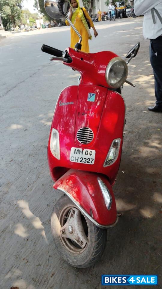 Red Vespa LX 125 Red Vespa LX 125