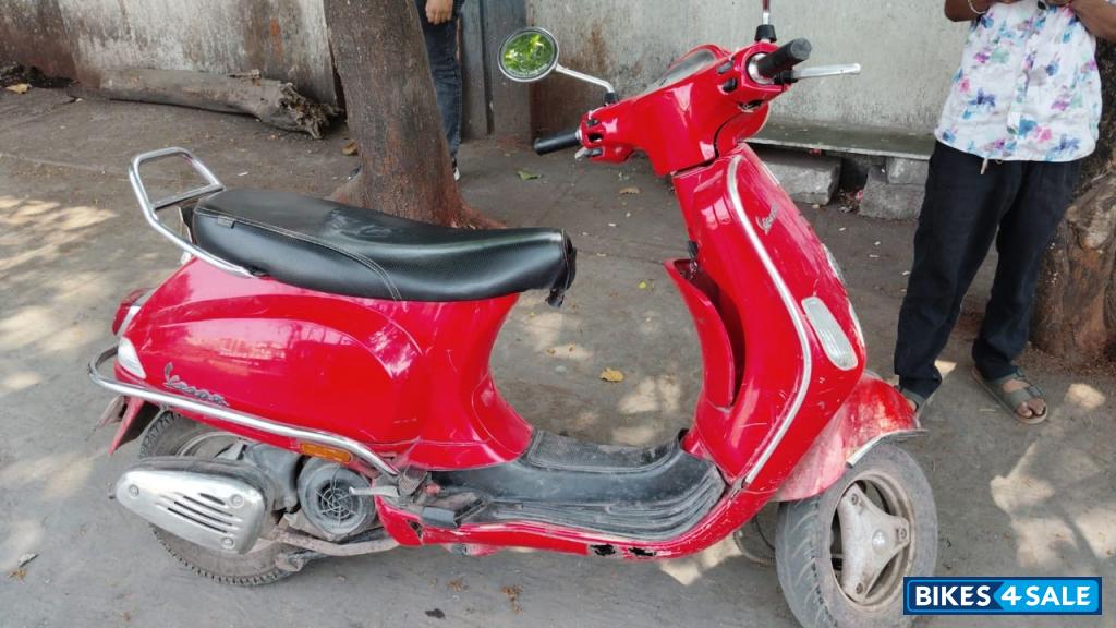 Red Vespa LX 125 Red Vespa LX 125