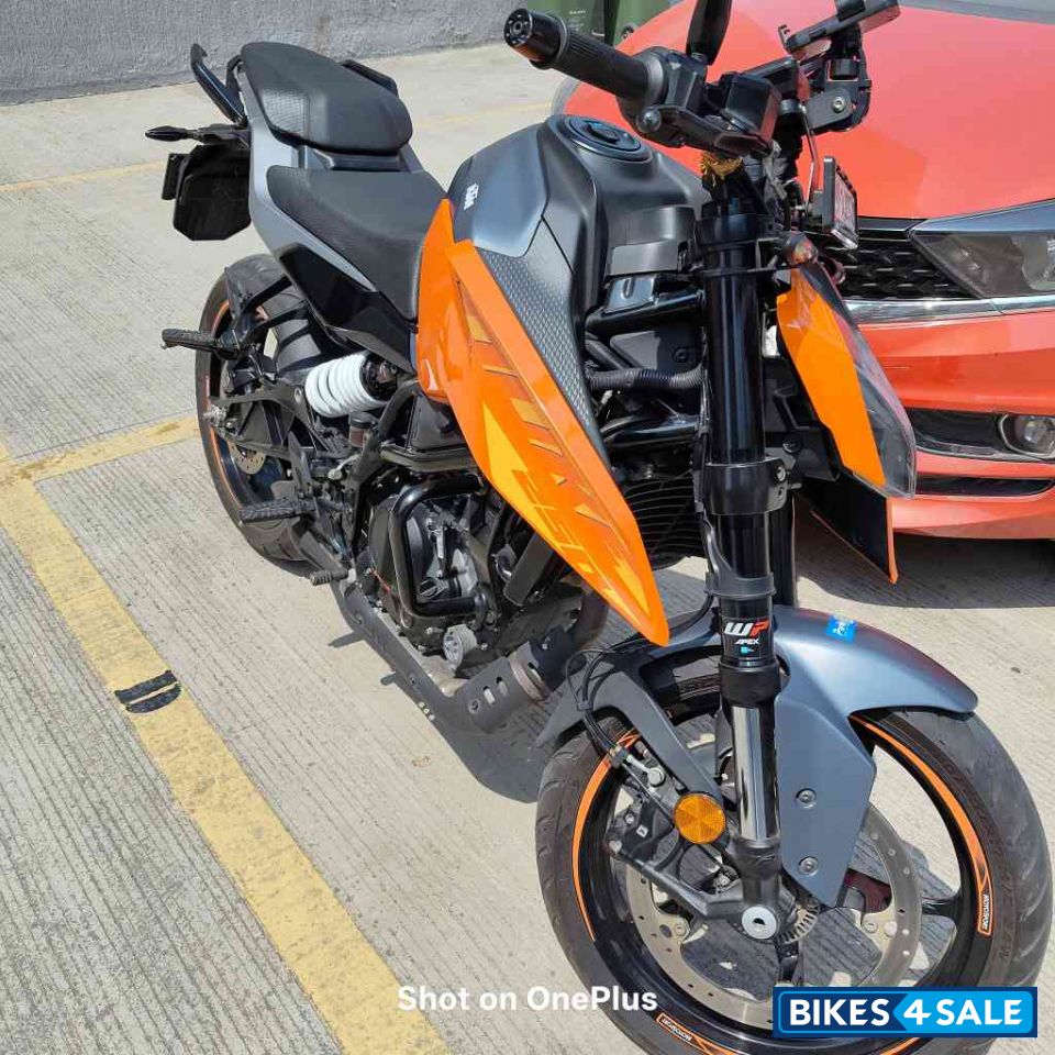Orange KTM Duke 250 2024