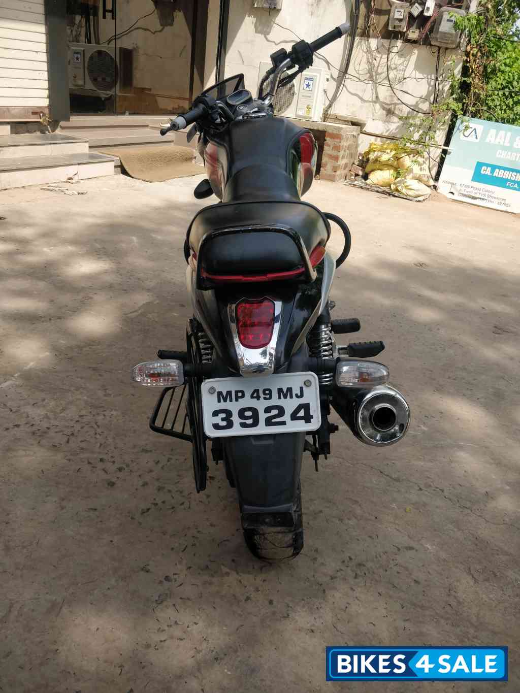 Bajaj V15