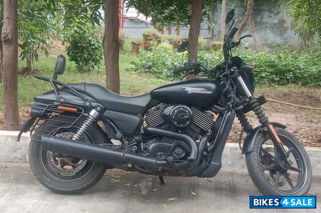 Black Harley Davidson Street 750