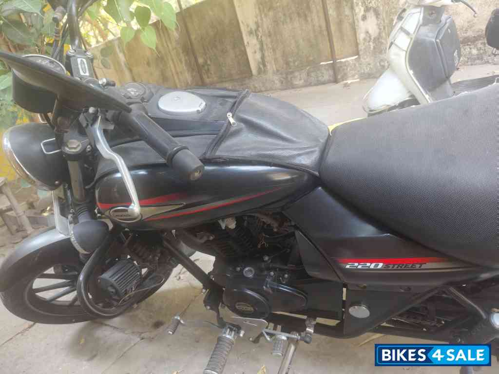 Black Bajaj Avenger Street 220