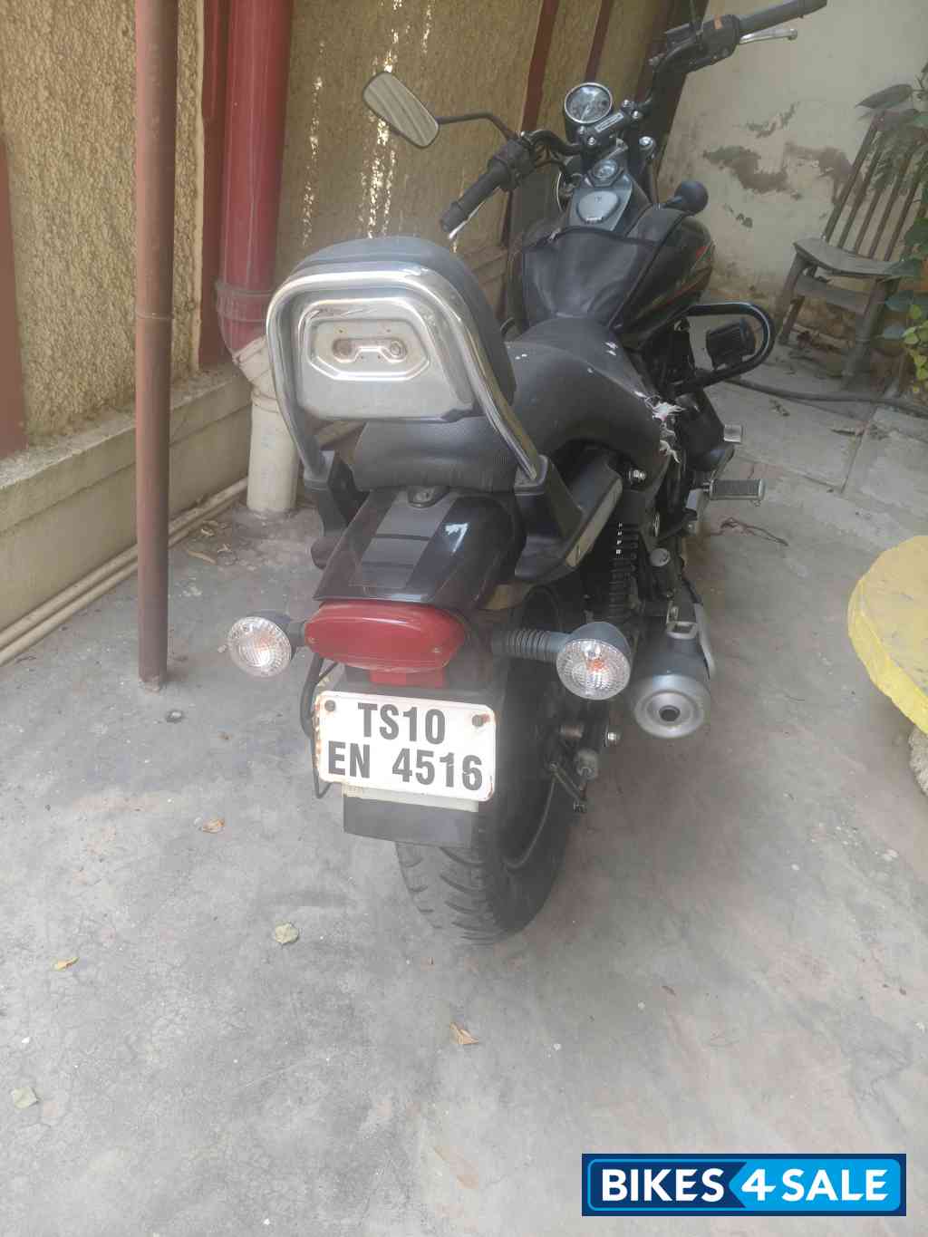 Black Bajaj Avenger Street 220 Black Bajaj Avenger Street 220