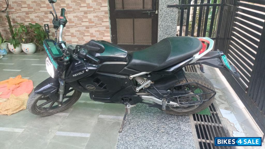 Black Revolt RV 400