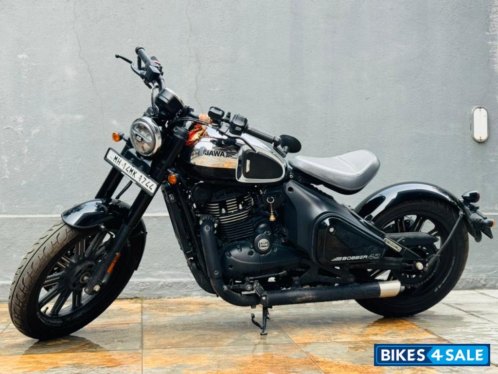 Chrome Black Dual Jawa 42 Bobber Black Mirror Chrome Black Dual Jawa 42 Bobber Black Mirror
