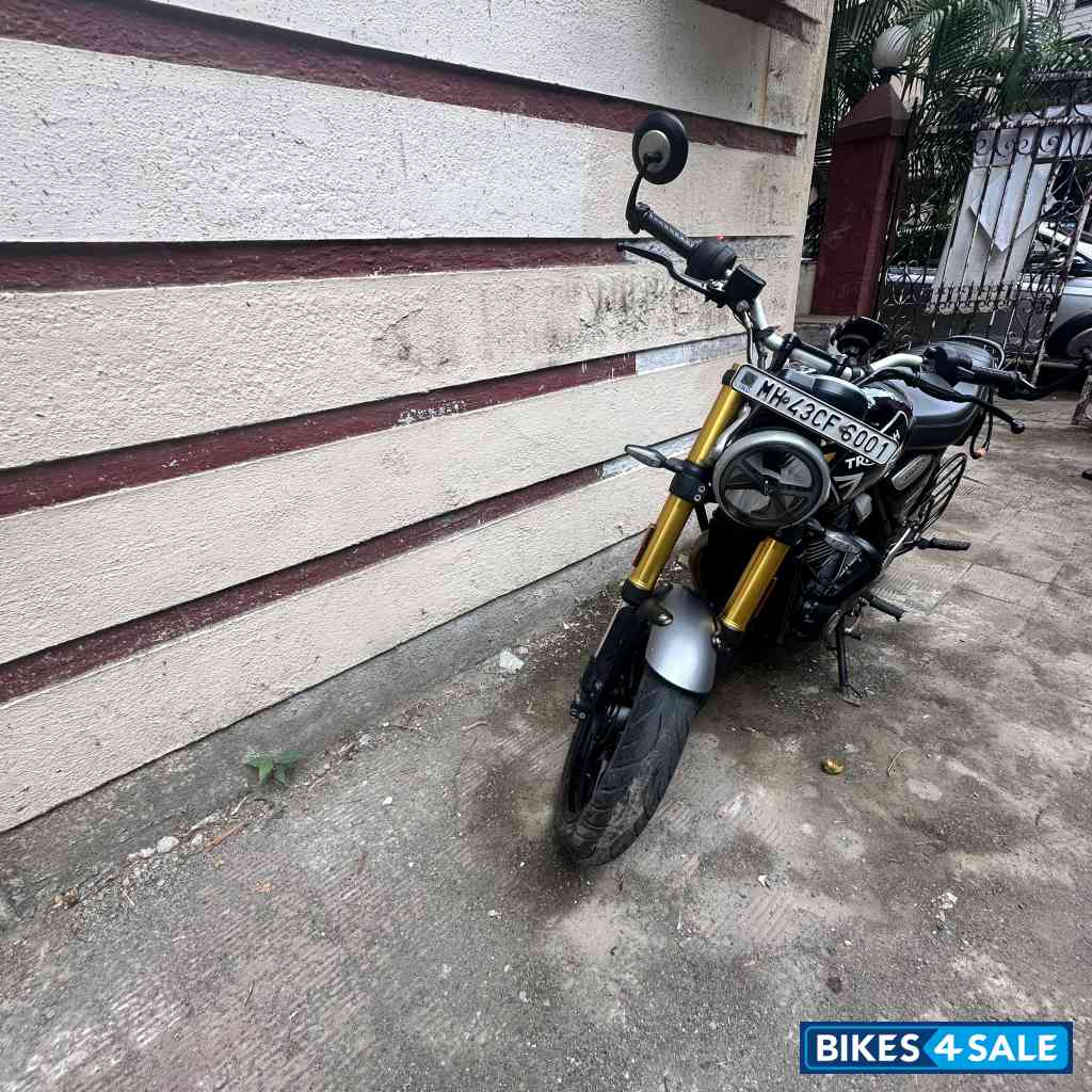 Black Triumph Speed 400 Black Triumph Speed 400