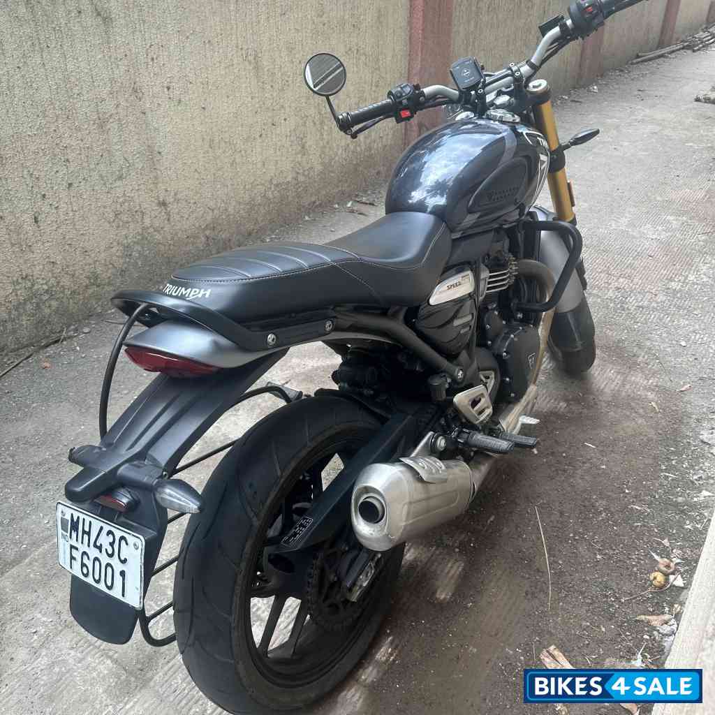 Black Triumph Speed 400 Black Triumph Speed 400