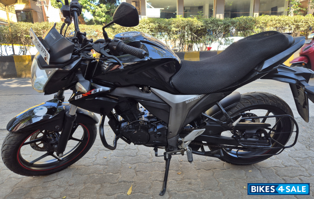 Black Suzuki Gixxer 150