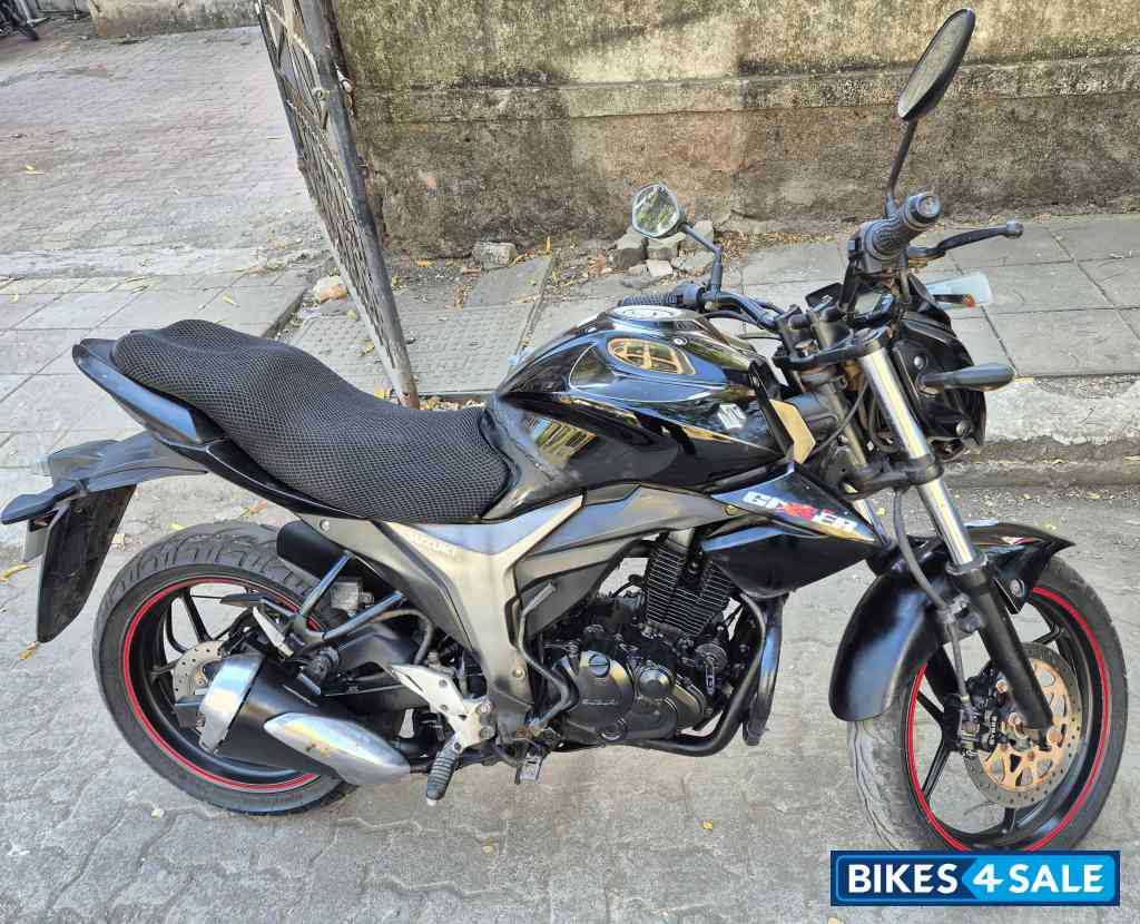 Black Suzuki Gixxer 150