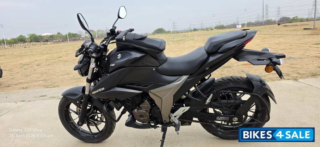 Matte Black Suzuki Gixxer 250