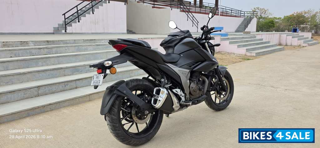 Matte Black Suzuki Gixxer 250