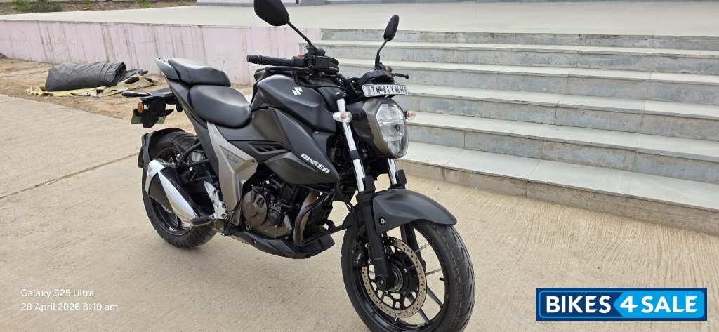 Matte Black Suzuki Gixxer 250