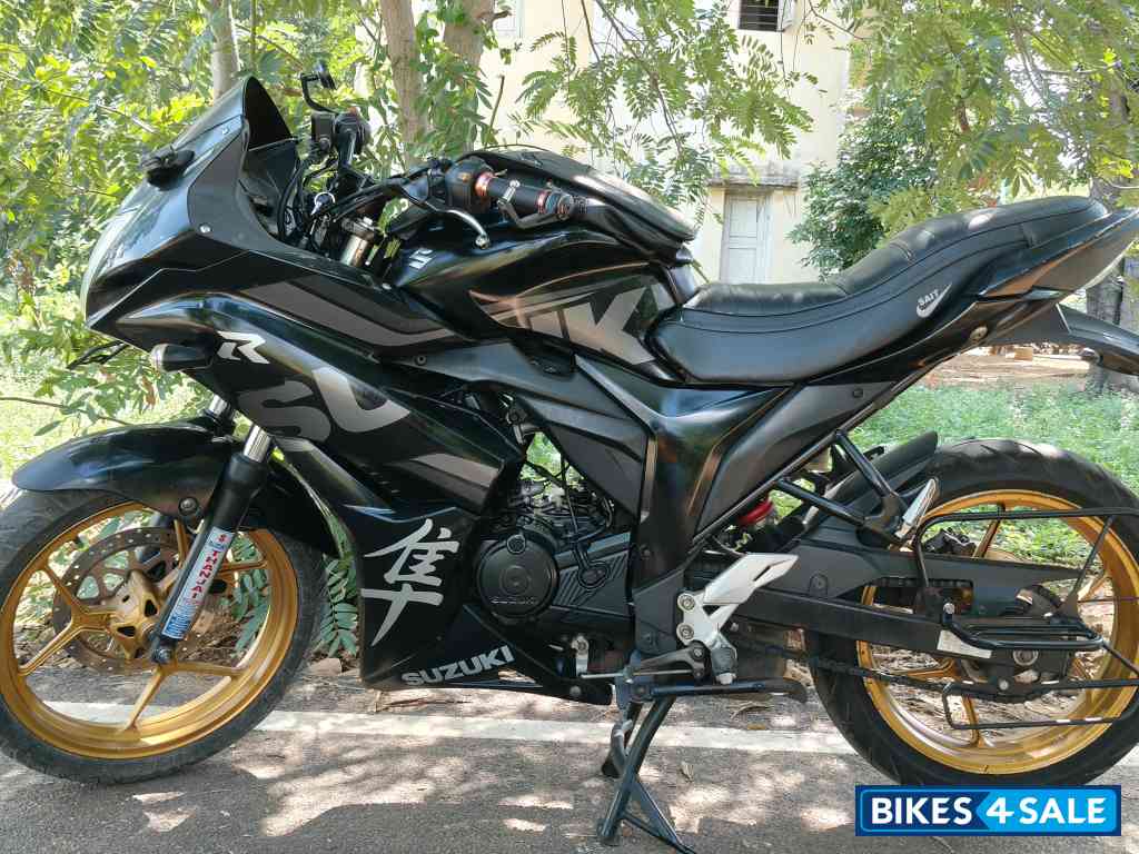 Deep Black Suzuki Gixxer SF Fi