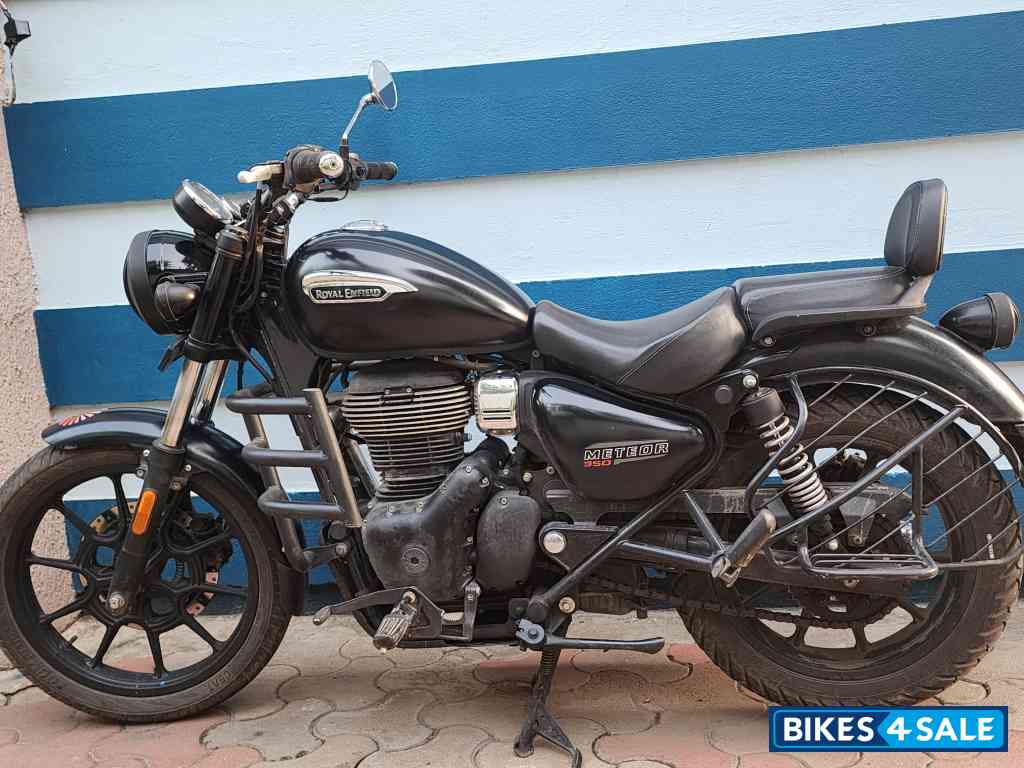 Black Royal Enfield Meteor 350