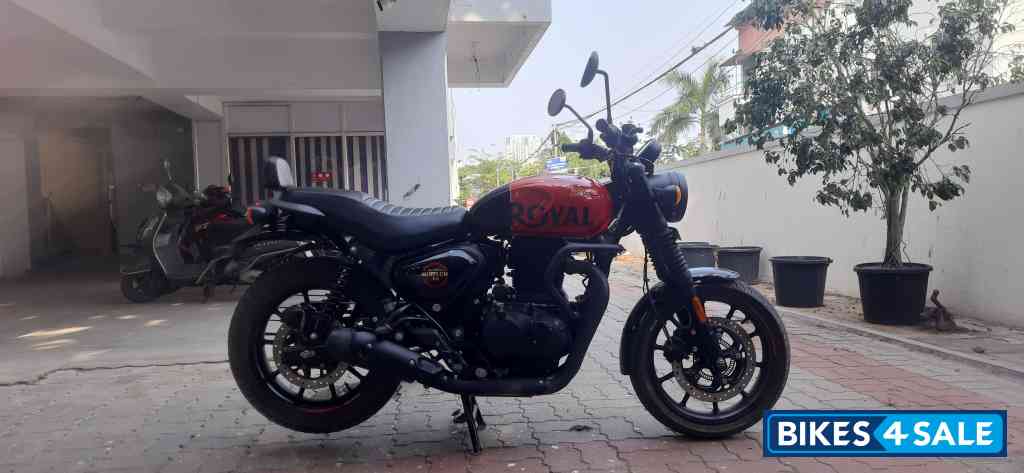 Red Royal Enfield Hunter 350 Metro