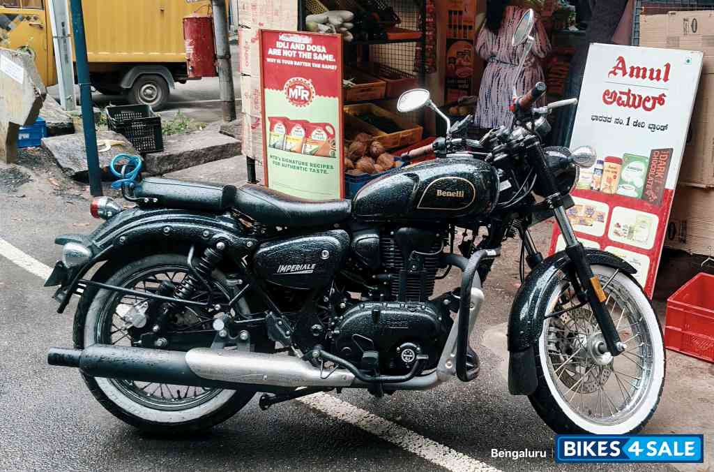 Black Benelli Imperiale 400 BS6