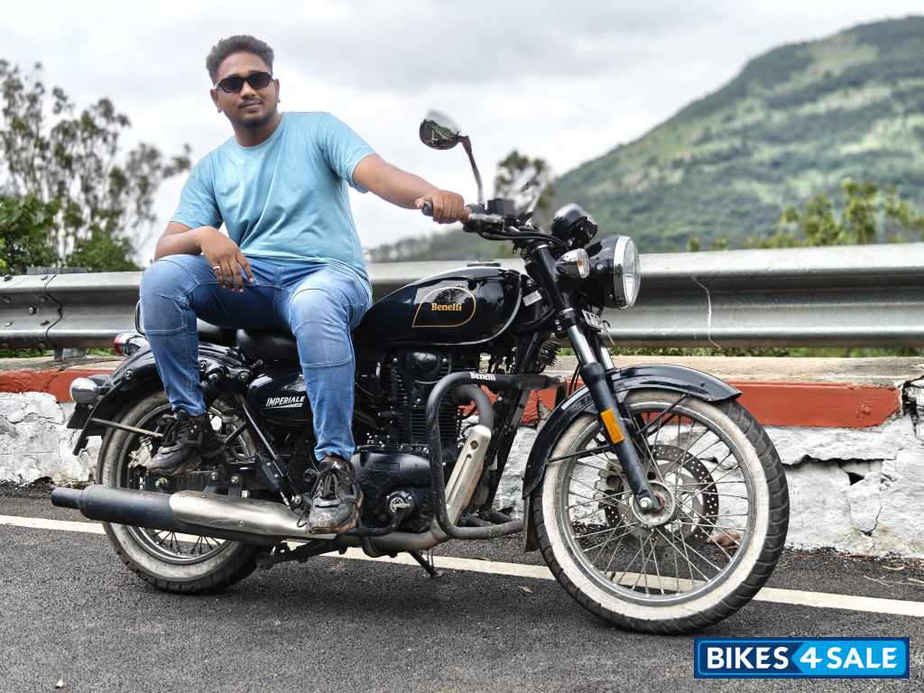 Black Benelli Imperiale 400 BS6