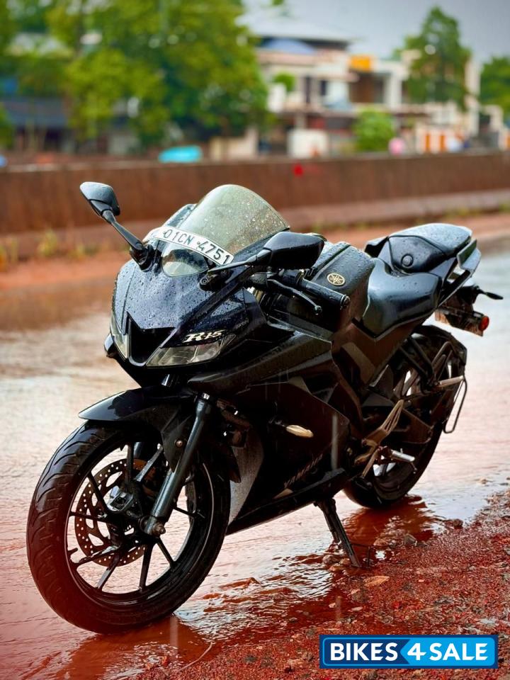 Black Yamaha YZF R15 V3