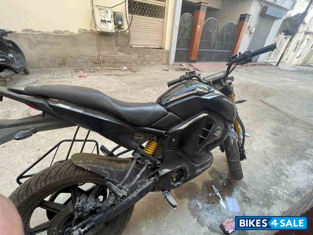 Black Revolt RV 400