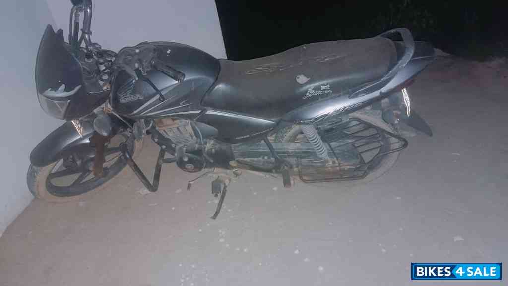Grey Honda Shine